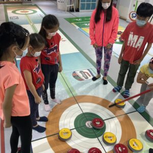 Learning how to play FloorCurling 學習地壺球